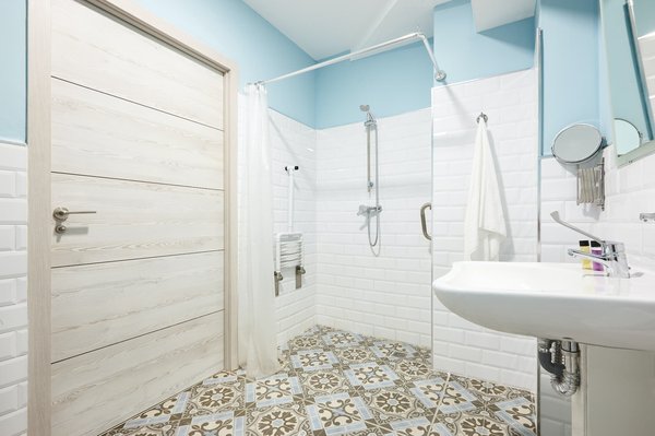 Quels sont les éléments indispensables pour des toilettes accessibles aux personnes handicapées ?