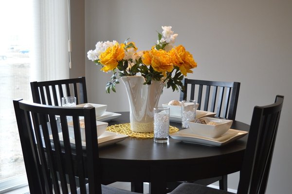 Table en harmonie avec la salle à manger : guide pratique pour faire bon choix
