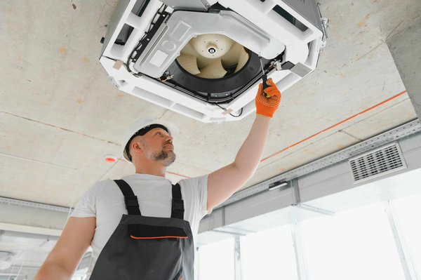 Comment élaborer un devis détaillé pour l’installation d’un plafond tendu à Lyon ?